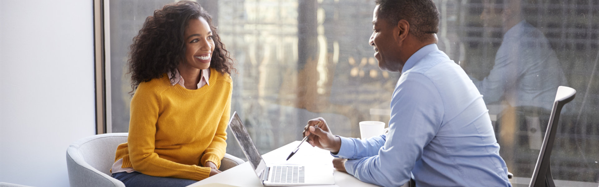 woman talking to an finance advisor